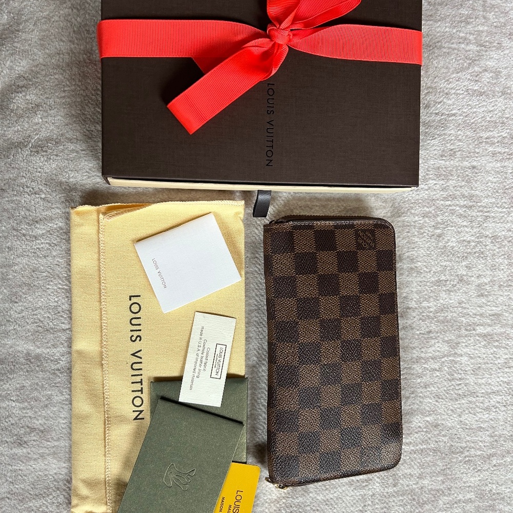 100% Authentic Louis Vuitton Zippy Wallet Damier Ebene
